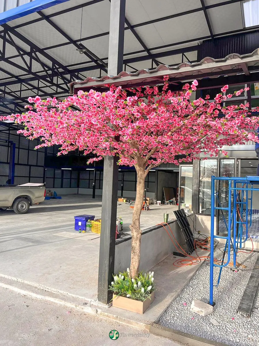 มุมมองทรงพุ่มต้นซากุระปลอมเสมือนจริง ตกแต่งบริเวณคอร์ตทางเข้า VP Auto Art บางกะปิ