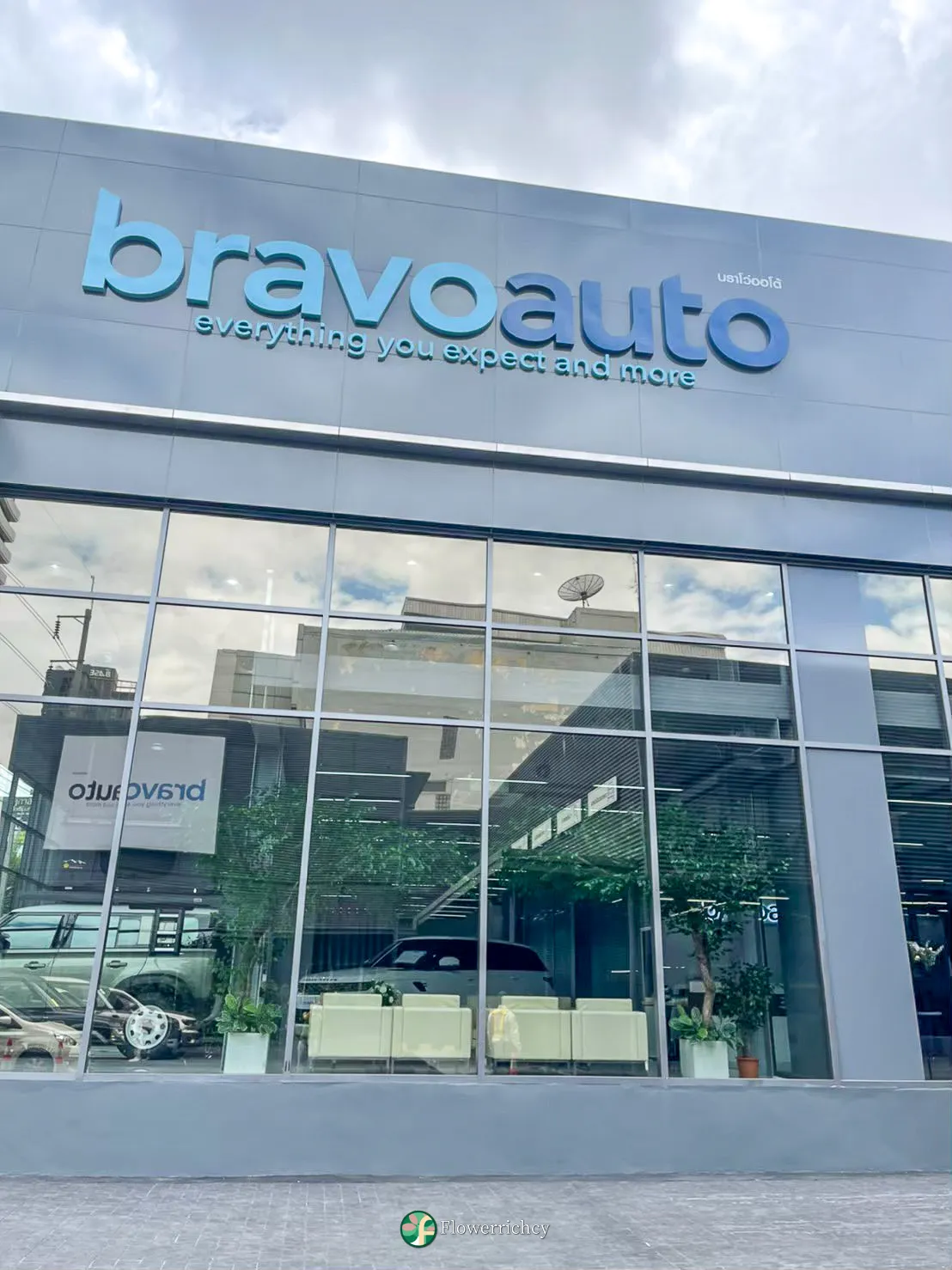 รีวิวผลงานออกแบบและติดตั้งต้นไทรแก้วปลอมเสมือนจริง โชว์รูม Bravo Auto ยกระดับพื้นที่รับรองลูกค้า (Lounge) ให้หรูหรา