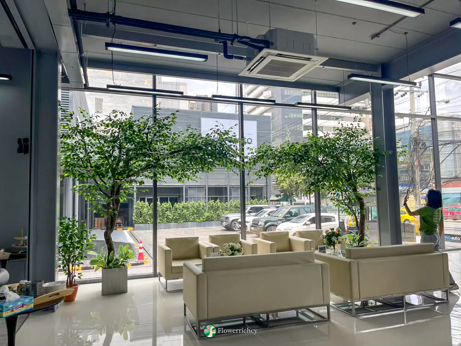 ต้นไทรแก้วปลอมเสมือนจริง (Artificial Ficus Tree) ฟอร์มกิ่งธรรมชาติ พร้อมจัดพุ่มไม้ประดับโคนต้น