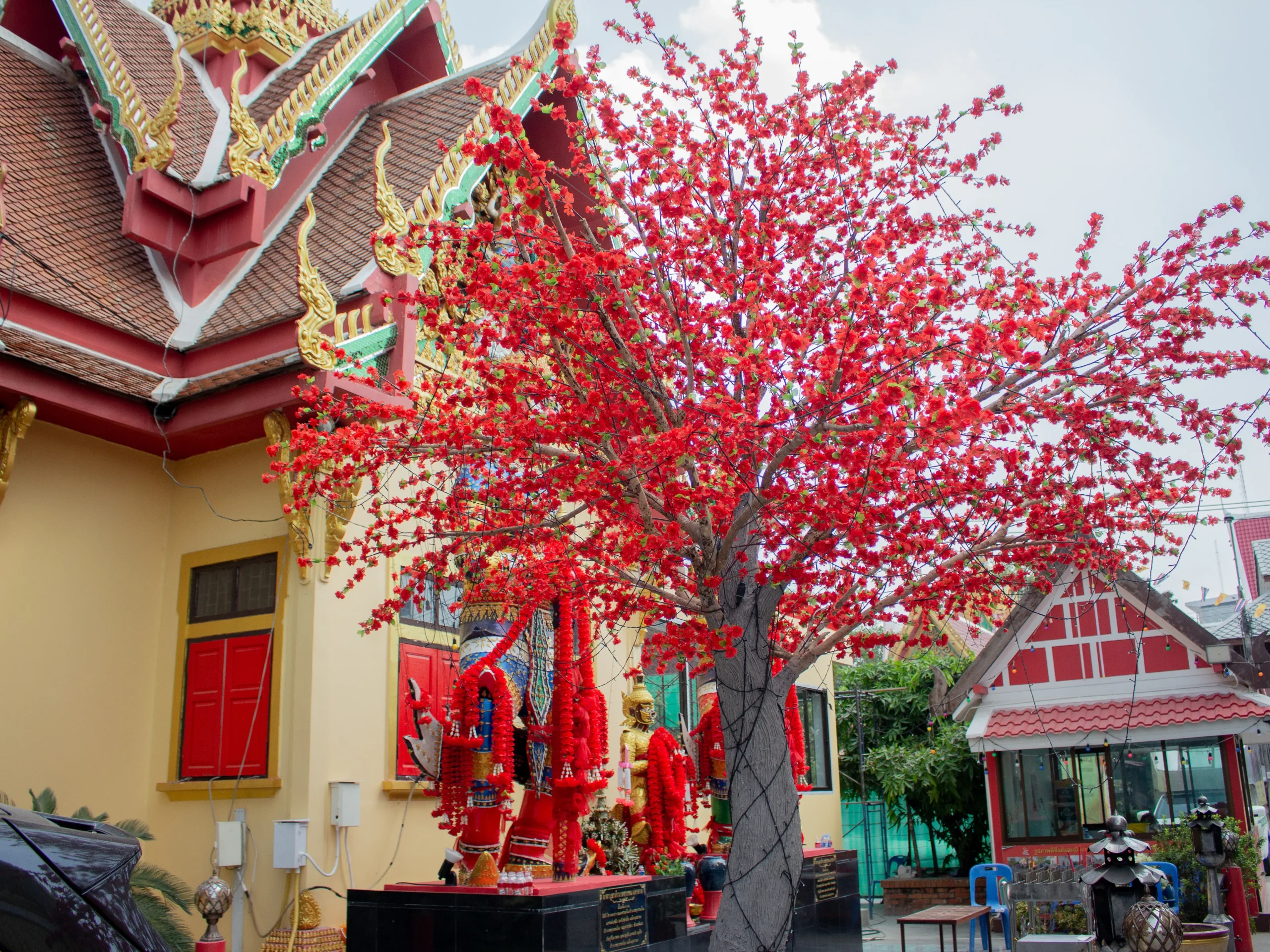 ภาพมุมกว้างต้นเหมยแดงปลอมลำต้นไฟเบอร์กลาสติดตั้งหน้าลานท้าวเวสสุวรรณ