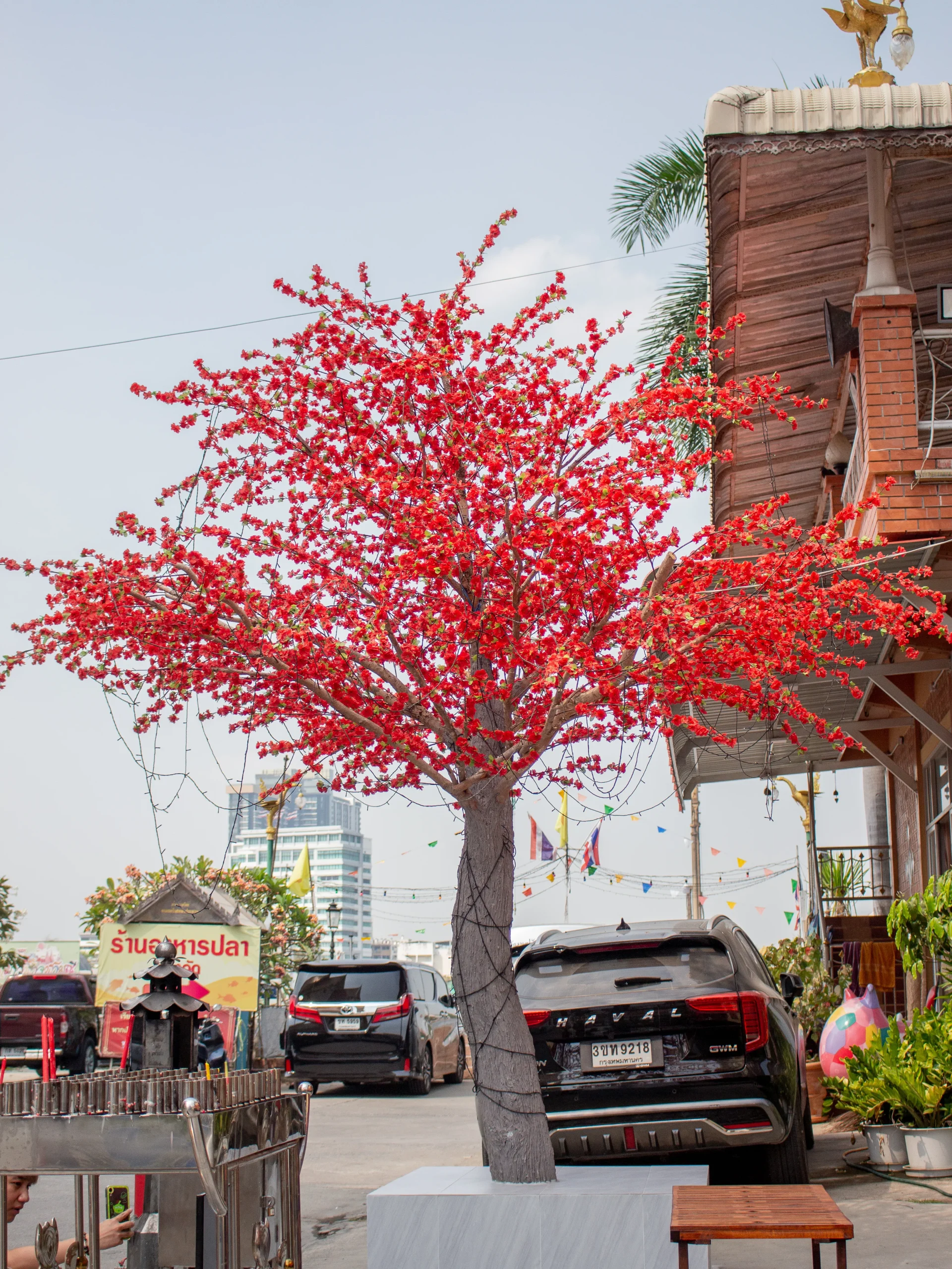 ดีเทลดอกเหมยแดงปลอมสีแดงสดใสทรงพุ่มแน่น ลำต้นหล่อไฟเบอร์กลาสลายเปลือกไม้เสมือนจริง