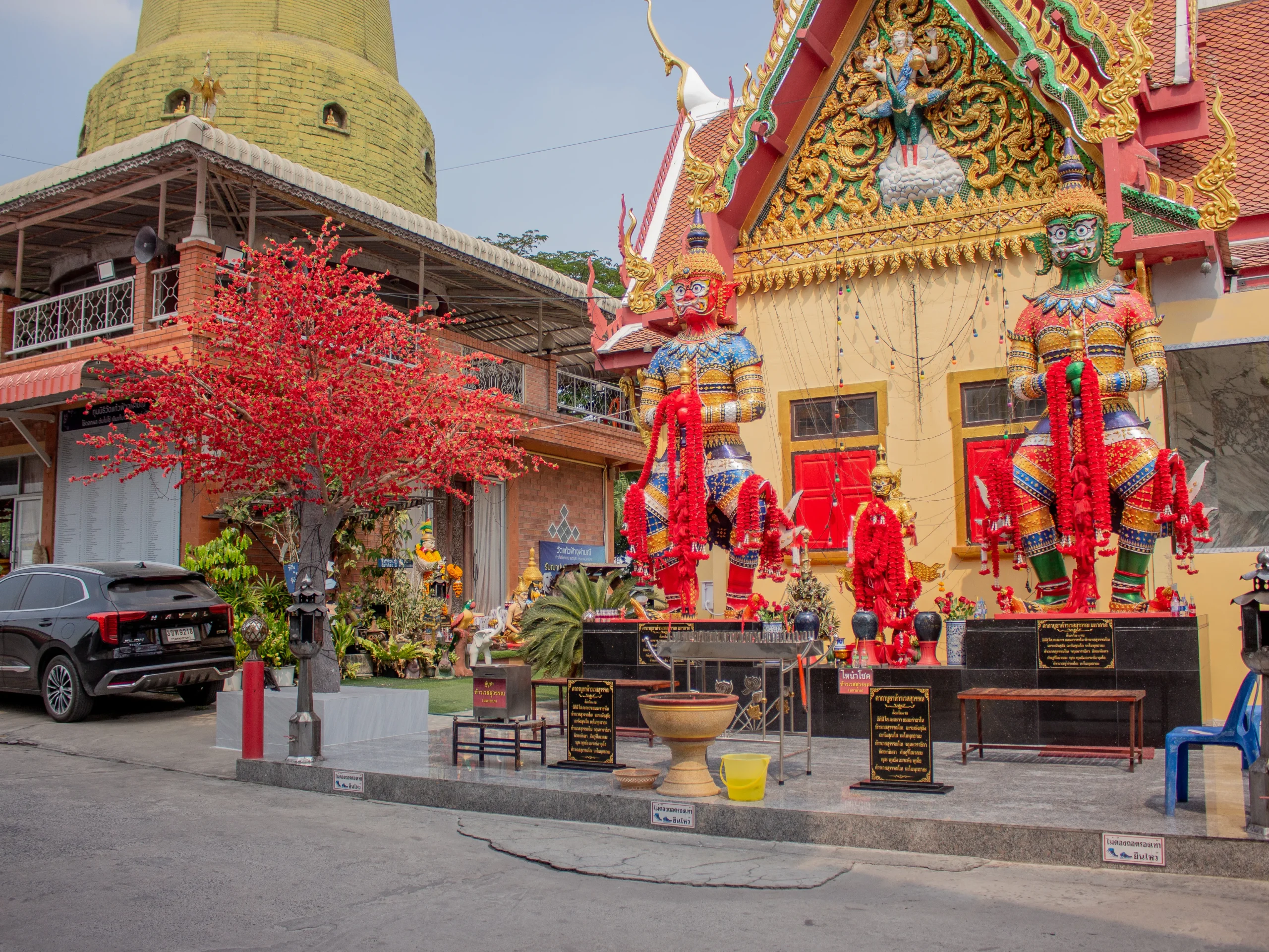 ต้นเหมยแดงประดิษฐ์ขนาดใหญ่ติดตั้งบนฐานกระเบื้องกลางแจ้ง แข็งแรงทนแดดทนฝน วัดแก้วจุฬามณี